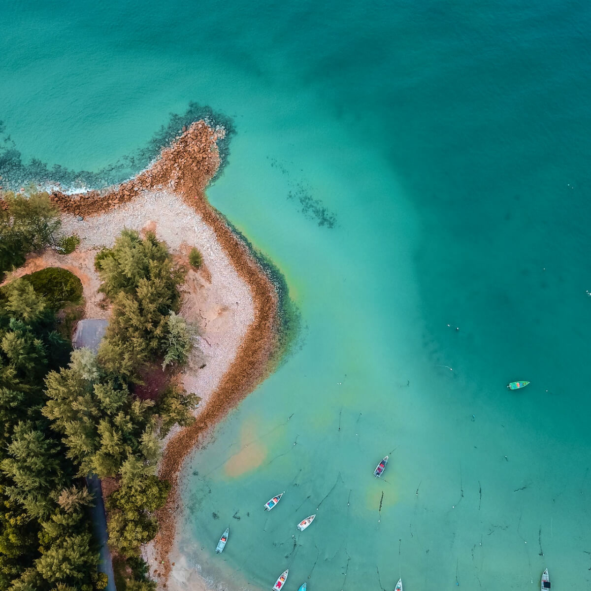 Playa turquesa al atardecer